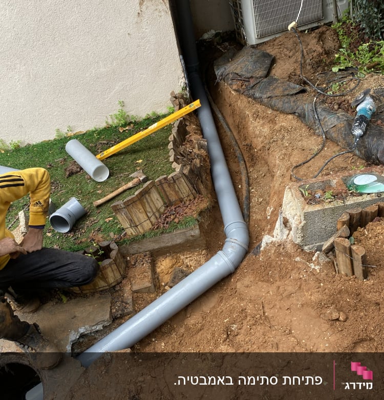 עבודת אינסטלציה עם צינורות פלסטיק וכלי עבודה